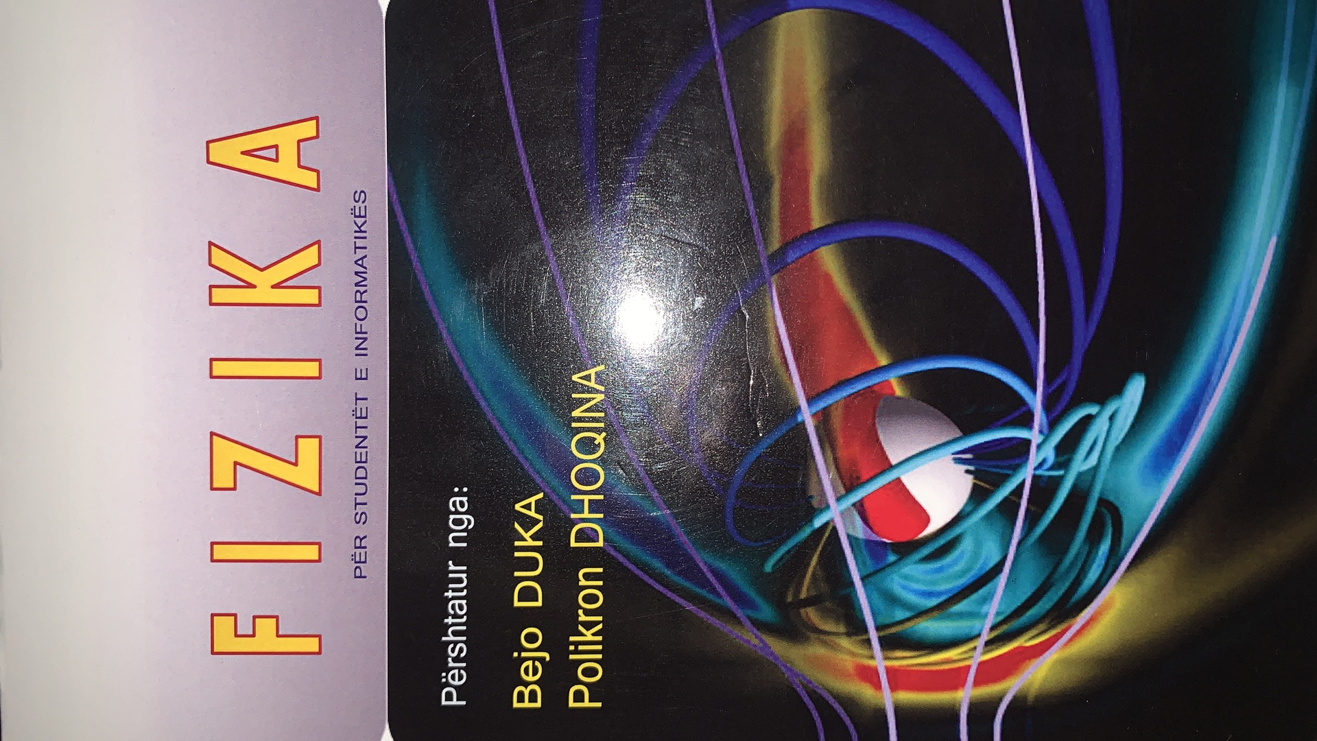 Shitje libri “Fizike” per studentet e informatikes FSHN